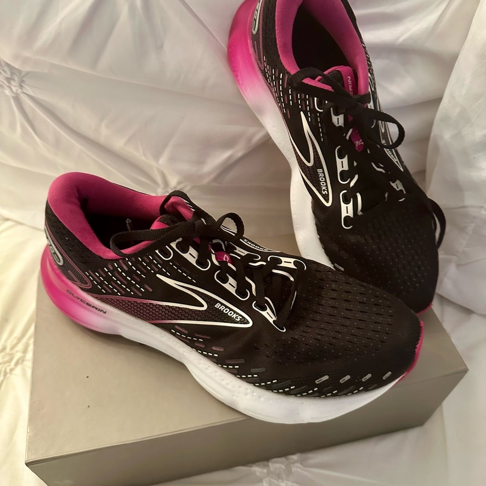 Brooks Women's Black and Pink Athletic Shoes